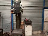 une machine posée sur une palette dans un garage
