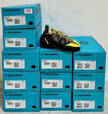 Plusieurs cartons de chaussures Scarra sont empilés les uns sur les autres