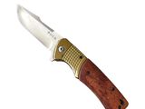 un couteau avec un manche en bois sur fond blanc