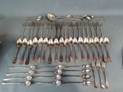 beaucoup de cuillères en argent et de cuillères à soupe sur la table