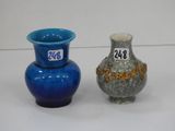 deux vases posés l'un à côté de l'autre sur une table