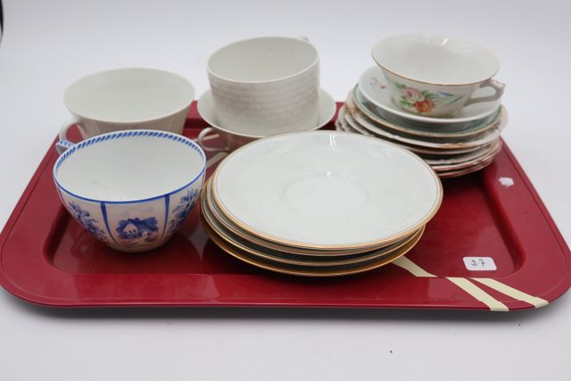 Lot de déjeuners et soucoupes en porcelaine dépareillées