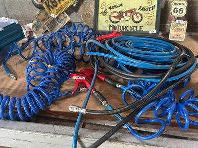 de nombreux tuyaux bleus et d'autres équipements électriques posés sur une table