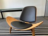 un tapis rayé noir et blanc sur lequel est posée une chaise en bois