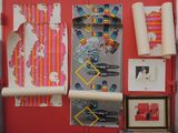 une photo d'un mur sur lequel sont accrochés tout un tas d'objets