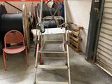 une image représentant une pièce avec une échelle et une chaise