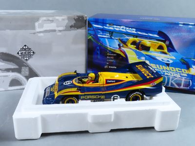 une petite voiture posée dans un bac en plastique