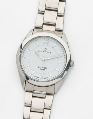 une image d'un gros plan d'une montre-bracelet sur une surface blanche