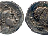 six types différents d'objets métalliques de forme ovale sur fond blanc