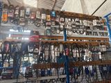 un mur recouvert de divers types d'équipements électriques