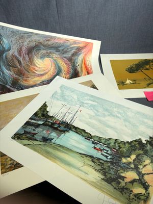 de nombreux tableaux de différentes couleurs et tailles posés sur une table