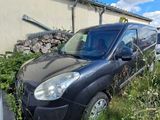 une photo d'une camionnette garée dans l'herbe