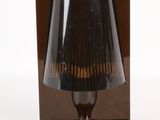 une lampe posée sur une table