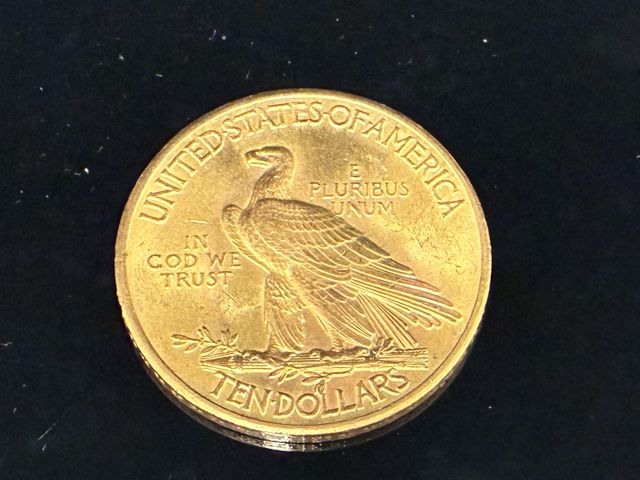 Une pièce de monnaie en or à valeur faciale de 10 Dollars Indian ...