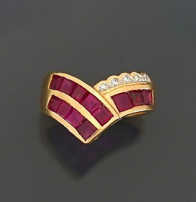 Bague moderniste en or jaune 18K 750 millièmes présentant tr…