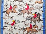 un gros plan sur une écharpe ornée de chevaux et de chiens