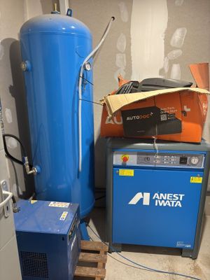 un chauffe-eau bleu et une machine bleue dans une pièce