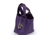 sac à main violet sur fond blanc, avec une clé au milieu