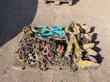 un tas de chaînes et d'autres objets posés sur une palette