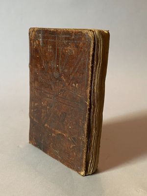 un vieux livre posé sur une table