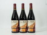 trois bouteilles de vin posées sur une table blanche
