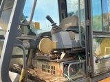 une grosse machine garée sur le bord de la route