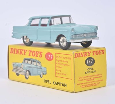 une voiture jouet posée sur une boîte