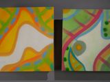 Deux tableaux de couleurs différentes sont accrochés au mur.