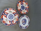 trois assiettes à motifs différents posées sur une table