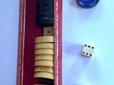 une boîte rouge contenant un jeu de dés et un plateau de jeu en noir et blanc