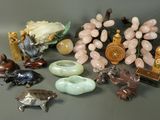 un grand nombre de figurines posées sur une table