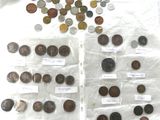 beaucoup de pièces de monnaie posées sur la table, sur lesquelles sont collées des étiquettes