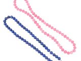 une paire de colliers en perles bleues et roses sur fond blanc