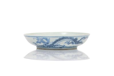 bol bleu et blanc orné d'un motif de dragon sur le côté