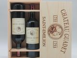 deux bouteilles de vin dans un coffret en bois sur fond blanc