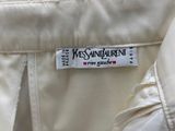 l'étiquette se trouve au dos d'une veste blanche