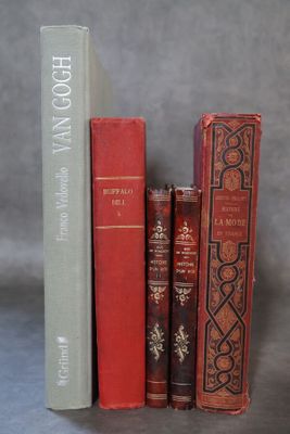 trois livres sont empilés sur une table