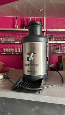 une machine posée sur un comptoir dans une pièce