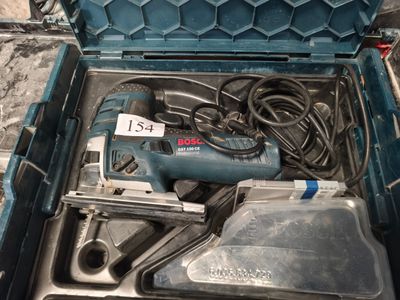 une boîte à outils bleue avec des outils à l'intérieur