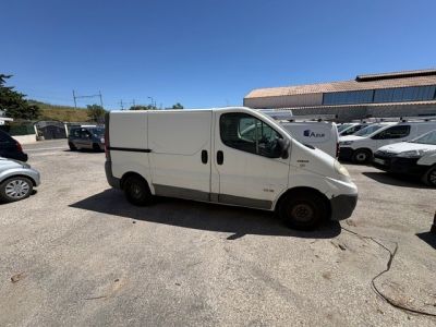 une camionnette blanche garée dans un parking avec d'autres voitures