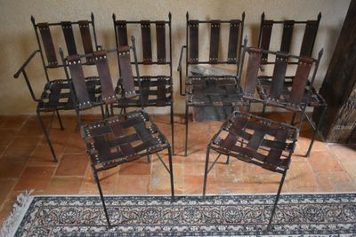 plusieurs chaises et un tapis dans une pièce avec une cheminée en arrière-plan