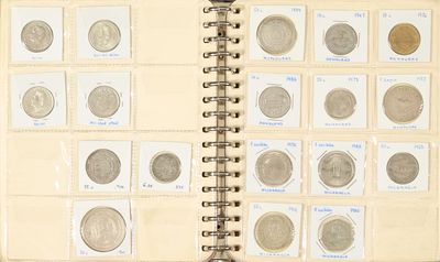 un livre dans lequel se trouve un tas de pièces de monnaie