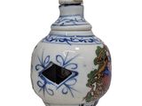 un vase blanc orné d'un motif bleu et blanc