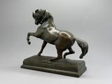 statue en bronze représentant un cheval, posée sur un socle en marbre, sur un fond gris