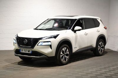 Le SUV Nissan blanc est garé dans une pièce blanche.
