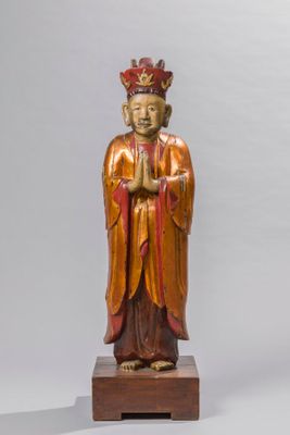 une image représentant une statue en bois d'un homme portant une couronne sur la tête
