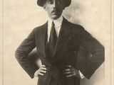une photo en noir et blanc d'un homme en costume et chapeau
