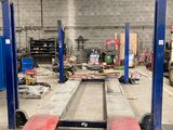 une photo d'un garage avec beaucoup d'outils sur le sol