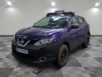 une Nissan QXV violette garée sur un sol à damier dans un garage