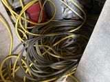 un tas de fils et d'autres équipements électriques par terre